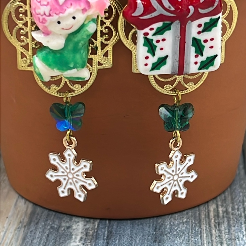 ⭐️Adorned Crown Jewelry asymmetrical angel present Christmas earrings - Picture 2 of 7